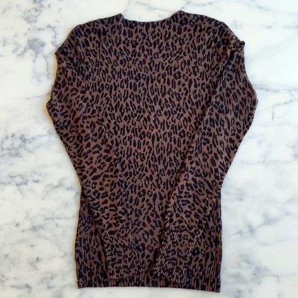 Express Rayon Blended Stretch V-Neck Side Knit Stripes Animal Print Sweater. - Picture 4 of 4
